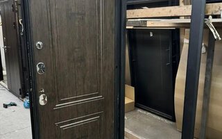 входная дверь в квартиру - отделка порошковое покрытие и МДФ внутри, с двумя замками