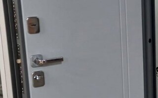 металлическая дверь в квартиру, покрытие порошком и МДФ