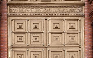 стальная двустворчатая дверь в храм
