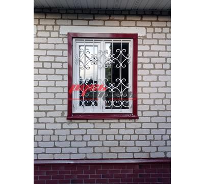 дутая кованая решетка для загородного кирпичного дома