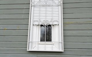 прямая кованная решётка белого цвета